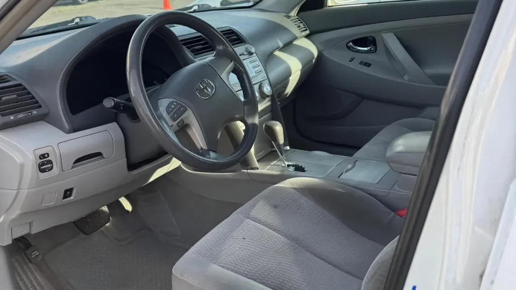 2010 Toyota Camry LE - Photo 3