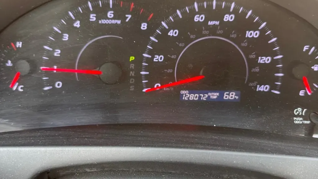 2010 Toyota Camry LE - Photo 4