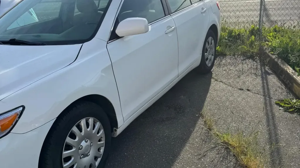 2010 Toyota Camry LE - Photo 2