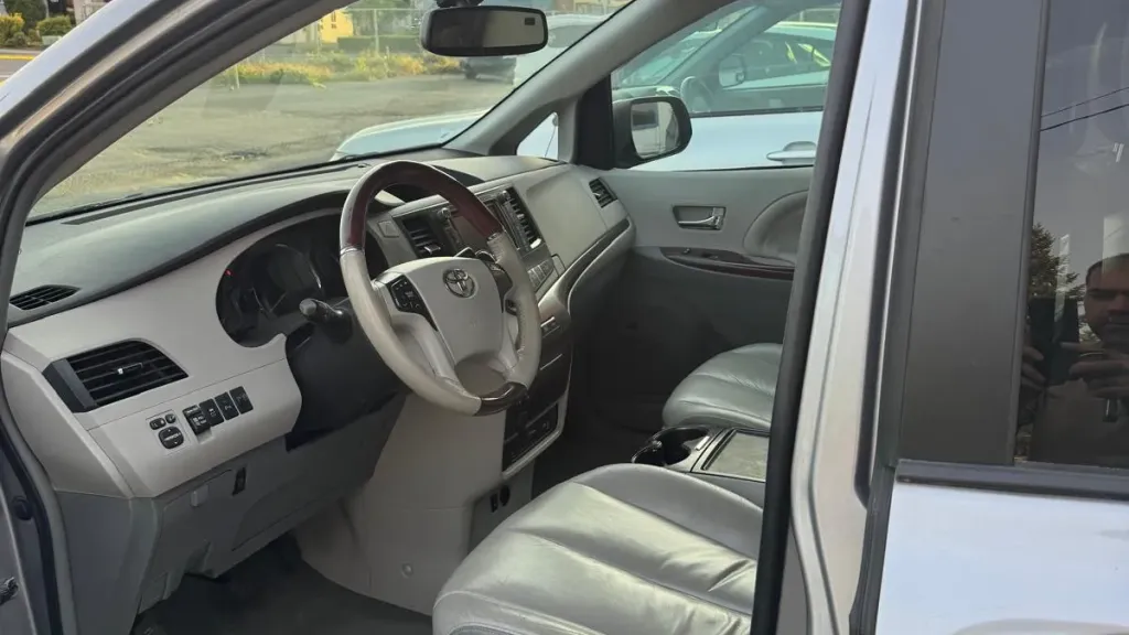 2012 Toyota Sienna XLE - Photo 3
